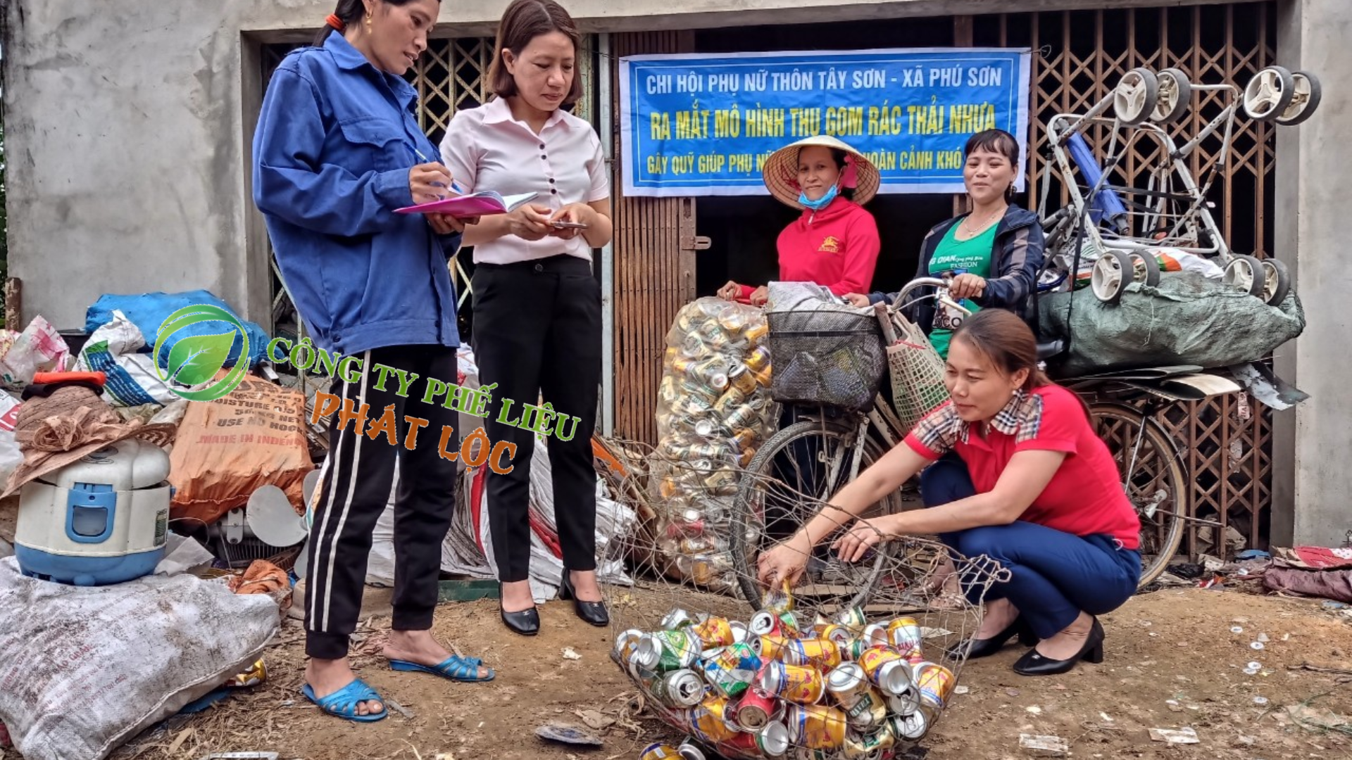 Hình ảnh nhân viên cân phế liệu thực tế