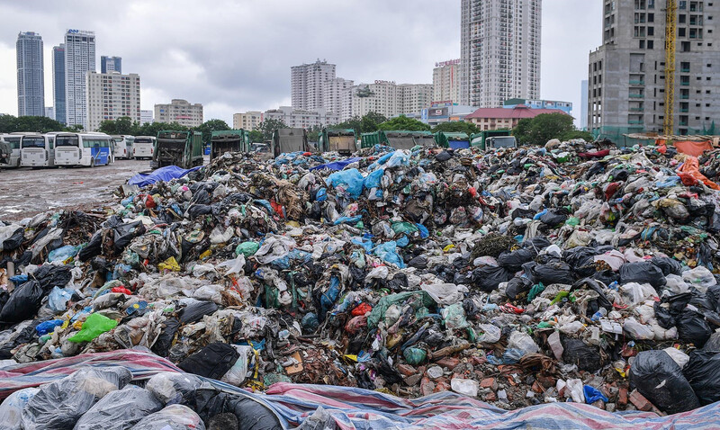 Biểu hiện rõ rệt của ô nhiễm môi trường là không khí trở nên mù mịt, khói bụi, kèm theo mùi hôi khó chịu và ô nhiễm tiếng ồn.