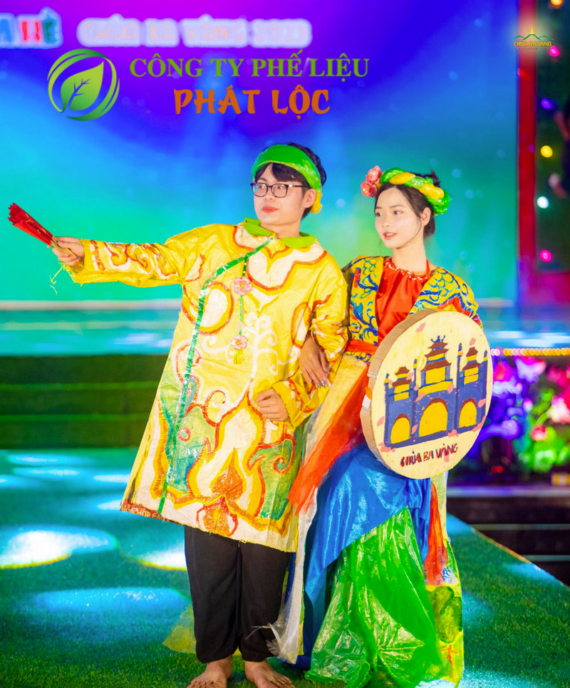 Bộ trang phục được làm từ phế liệu giấy
