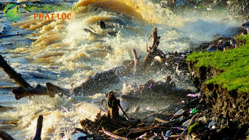 Bão lũ, cháy rừng là những nguyên nhân mà tự nhiên khiến môi trường không khí bị ô nhiễm