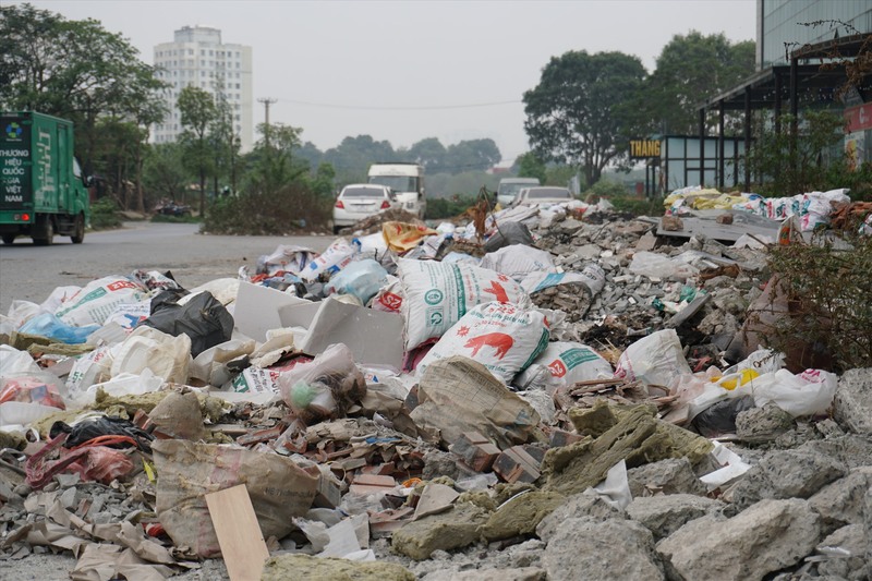  Các bãi rác thải xây dựng lộ thiên gây mất mỹ quan đô thị, ảnh hưởng đến chất lượng cuộc sống của người dân.