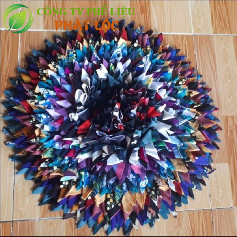 Hoàn thiện thảm chùi chân vải phế liệu nhiều màu sắc hoàn thiện trước cửa nhà