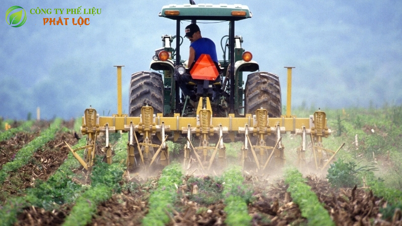 Hoat động nông nghiệp khai thác, bón phân, đạm khiến đất bị ô nhiễm