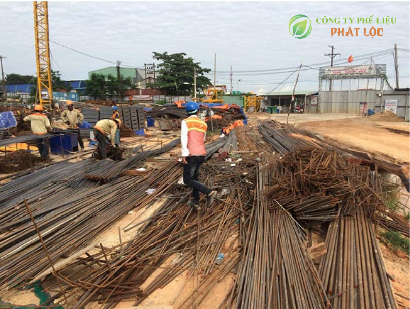 công nhân tháo dỡ sắt phế liệu tại công trình