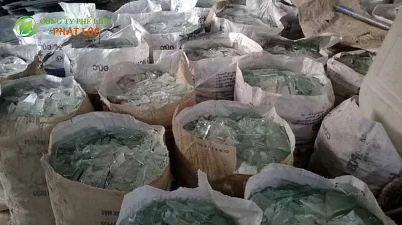  Chai bia, rượu, nước ngọt, lọ thực phẩm, lọ mỹ phẩm sắp xếp ngăn nắp.