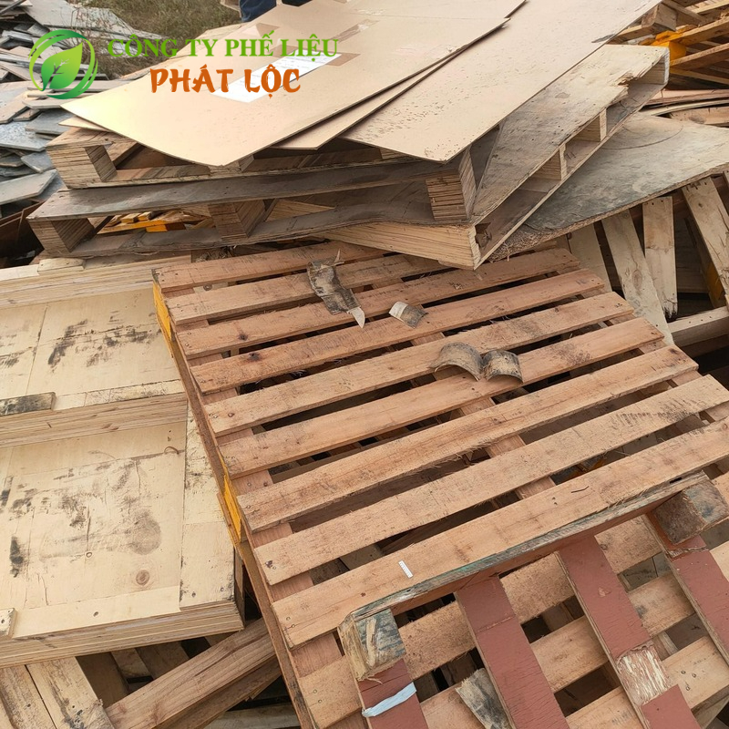 Pallet gãy, hỏng vẫn được thu mua theo kg