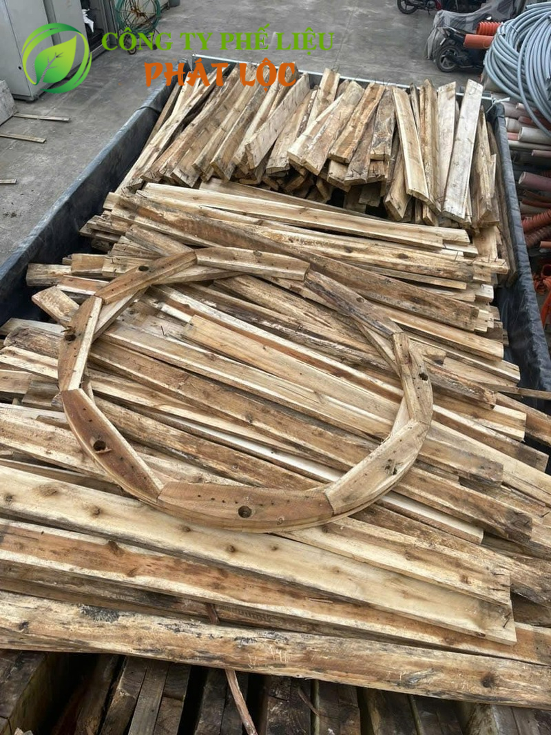 Giá gỗ từ phá dỡ nhà cũ, công trình xây dựng như cốt pha, xà gồ