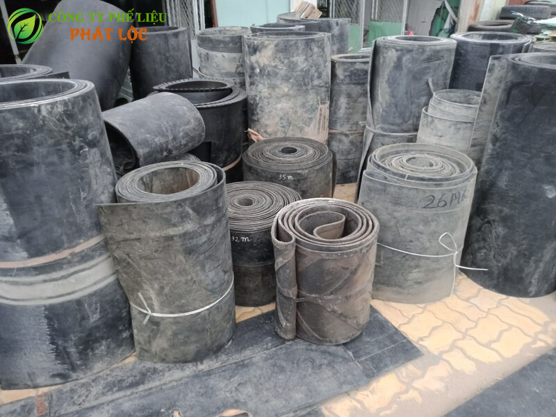 Các yếu tố ảnh hưởng đến giá thu mua cao su phế liệu như chất lượng và khối lượng