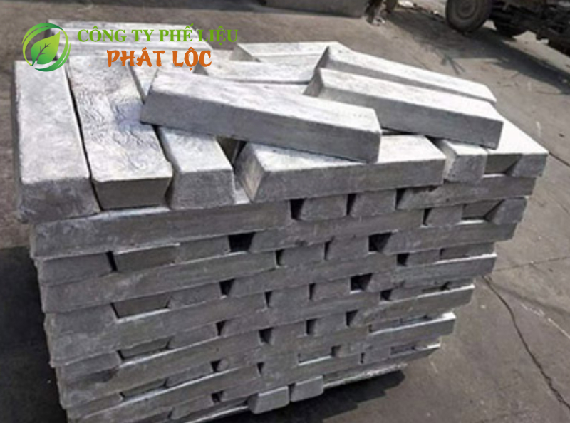 Sục khí khử tạp chất và đúc thỏi thành phẩm