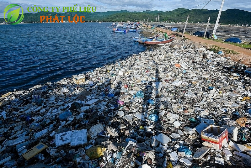 Bãi biển và dòng sông ngập rác, thể hiện mức độ nghiêm trọng của ô nhiễm nhựa.