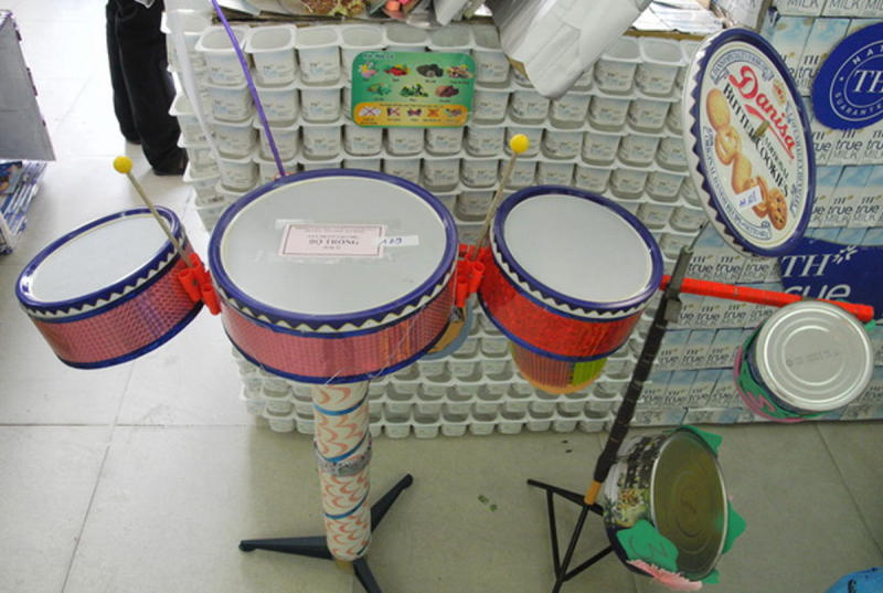 Làm trống gõ bốc lửa từ thùng sơn, hộp sữa cũ