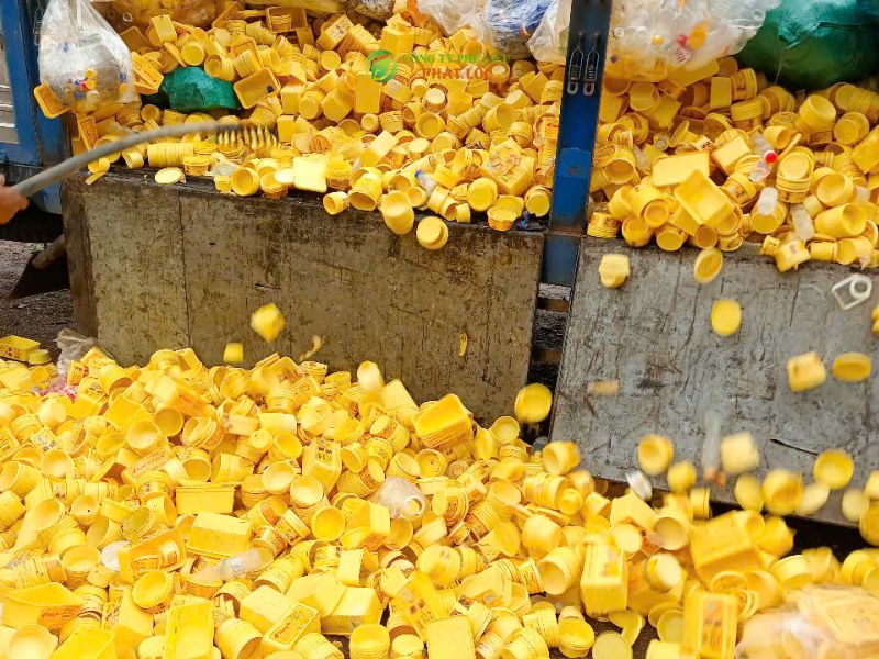 Nhựa PET đã qua sử dụng, có màu
