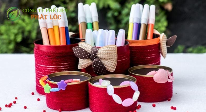 Tận dụng vỏ lon thiếc làm ống đựng thước và dụng cụ thí nghiệm