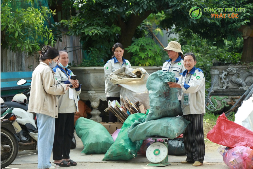 thu gom chai nhựa quanh sông Hương Huế