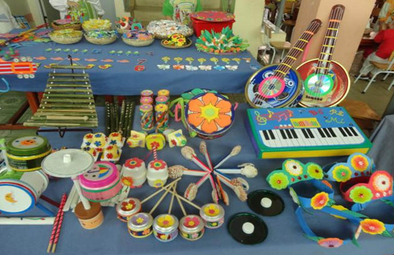 Tự chế đàn guitar mini từ hộp carton