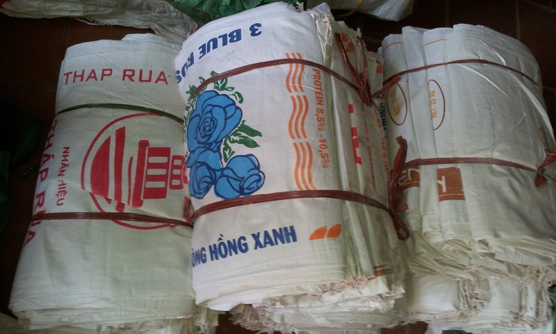 Giá của bao bì phế liệu chịu ảnh hưởng của nhiều yếu tố như biến động thị trường, nhu cầu thu mua